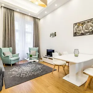 Apartman Hello Downtown - Movie