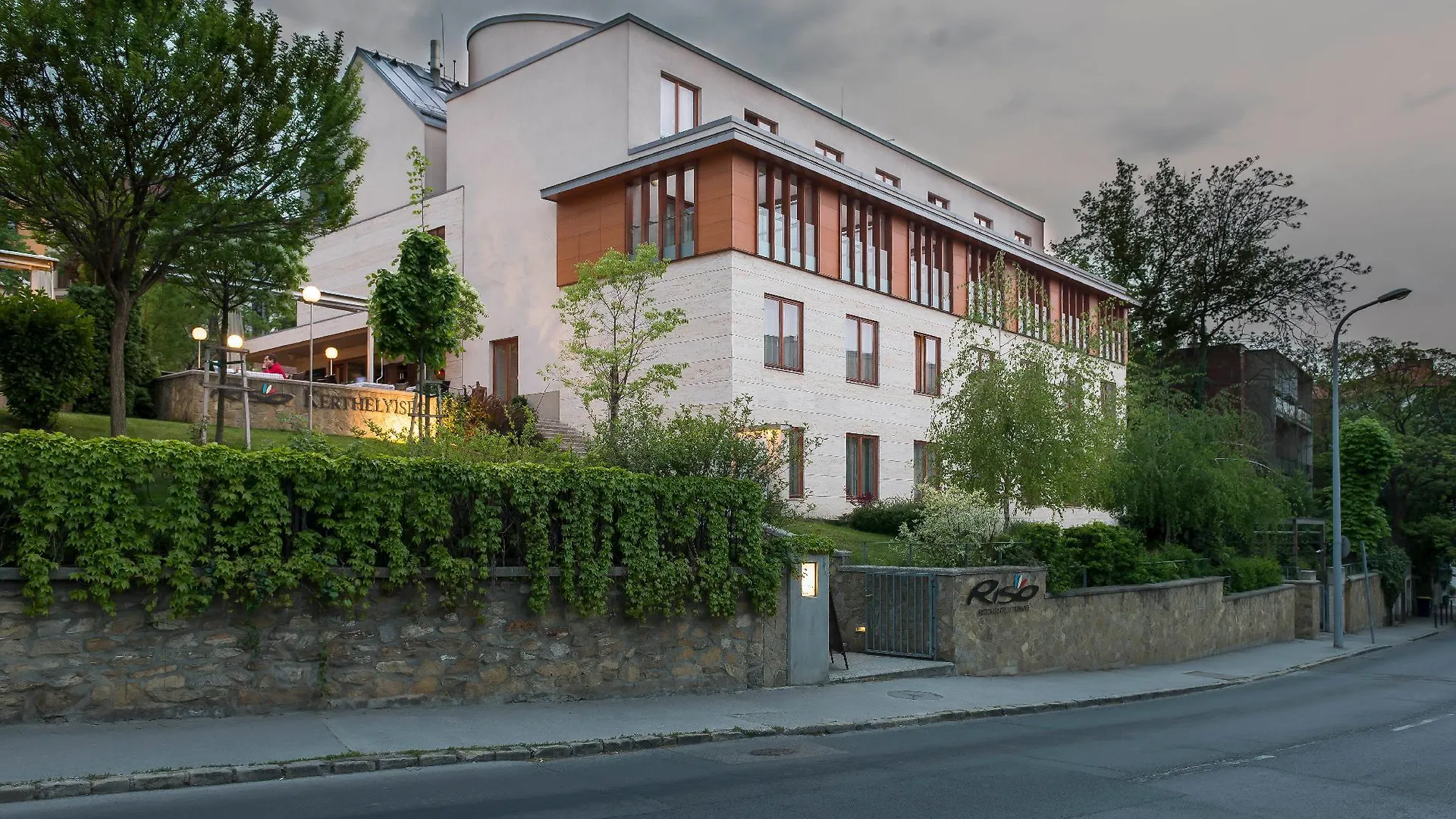 Hotel Castle Garden Budapest 4*,